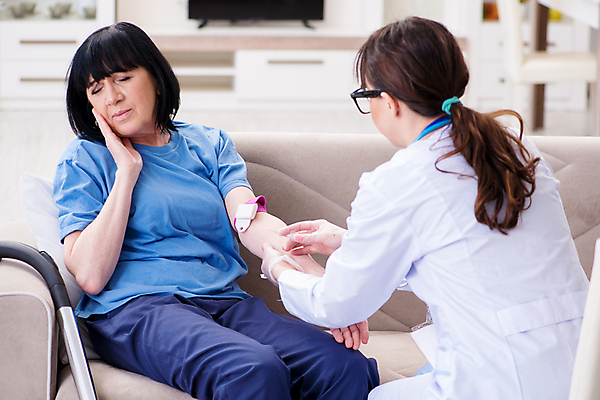 포토 JPG 해외이미지 여자 노년 건강 병원 주사기 사람없음 치료 약 고통 시험 환자 간호사 의사 혈액 질병 설탕 은퇴 방문 주사약 당뇨병 돌봄 백신 예방접종 예방주사 옛날 인슐린 항생제 해외202105 해외포토 교육 감정 의학 의료기기 모션 사람 성인 의료진 예방 접종 파일형식