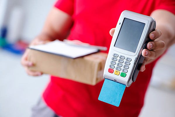 포토 JPG 해외이미지 크리스마스 돈 비즈니스 포장 선물 사람없음 상자 세일 잡기 업무 신용카드 배달원 구매 플라스틱 우체부 고객 배송 서비스 주기 전자 결제 결재 패키지 영수증 질서 획득 서명 체크아웃 터미널 해외202105 해외포토 직업 기념일 모션 재질 금융 쇼핑 예절 작업 재산 파일형식