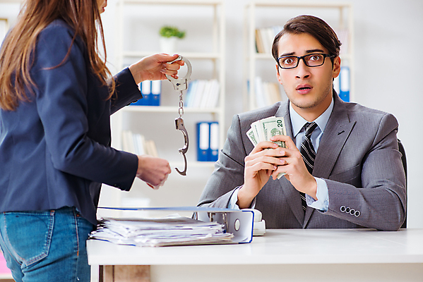 포토 JPG 해외이미지 지폐 돈 비즈니스 사람없음 금융 사무실 달러 거래 비즈니스맨 속임수 범죄 재산 좌절 구매 수갑 주기 뇌물 부정부패 불법 수입 제의 해외202105 해외포토 남자 감정 컨셉 모션 경제 쇼핑 직장인 파일형식