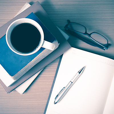 포토 JPG 해외이미지 커피 아이디어 사람없음 책 컵 펜 갈색 다이어리 카페 머그컵 편지 책상 깃털펜 해외202004 해외202105 해외포토 식기 음료 컬러 가구 컨셉 필기구 상점 사무용품 파일형식