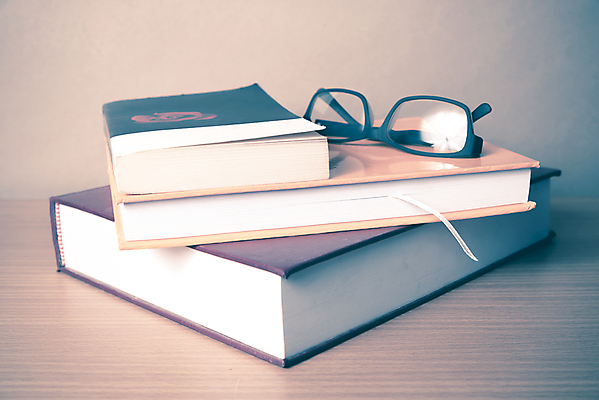 포토 JPG 해외이미지 교육 종이 안경 백그라운드 컨셉 비즈니스 학교 탁자 사람없음 목재 책 스터디 사무실 갈색 우주 정보 수확 골동품 흰색 업무 판넬 도서관 읽기 책상 오브젝트 교과서 대학교 문학 페이지 옛날 해외202004 해외202105 해외포토 나무 잡화 컬러 가구 농업 재료 모션 교재 학습 작업 파일형식