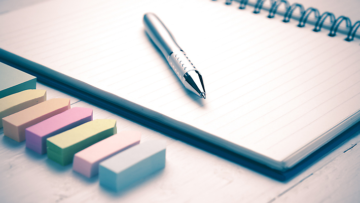 포토 JPG 해외이미지 교육 백그라운드 스티커 장신구 학교 문구용품 사람없음 책 연필 펜 흰색 책상 오브젝트 클립 공급 해외202004 해외202105 해외포토 컬러 가구 학용품 필기구 파일형식