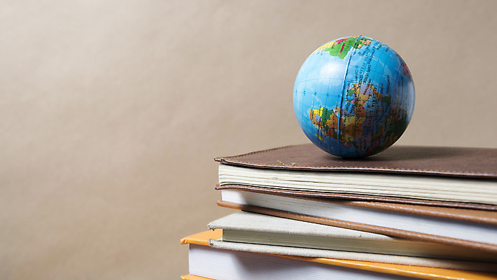 포토 JPG 해외이미지 디자인 교육 문화 지구 여행 컨셉 지도 비즈니스 공 학교 자연 유리 사람없음 책 초록색 파란색 학습 스터디 세계 글로벌 독서 지구본 쌓기 우주 환경 자료 행성 역사 크리스탈 문학 발견 생태학 여의주 지리 핸드메이드 해외202004 해외202105 해외포토 컬러 모션 재질 광석 생태계 파일형식