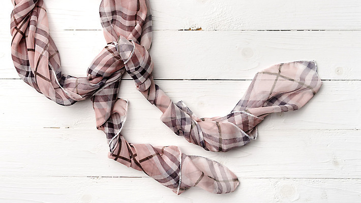 포토 JPG 해외이미지 드레스 옷 여자 분홍색 백그라운드 겨울 장신구 바람 사람없음 빨간색 여름 빛 유행 목도리 가을 흰색 직물 실크 묘사 앞머리 해외202004 해외202105 해외포토 자연요소 헤어스타일 잡화 계절 컬러 날씨 사람 파일형식