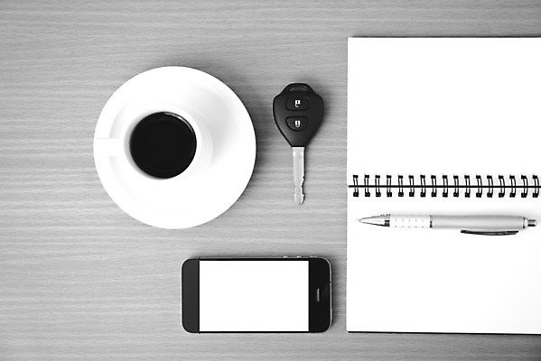 포토 JPG 해외이미지 종이 안경 커피 음료 비즈니스 자동차 탁자 열쇠 사람없음 목재 책 컵 스마트폰 사무실 다이어리 공책 공백 업무 책상 옛날 해외202004 해외202105 해외포토 나무 식기 잡화 육상교통 가구 재료 문구용품 핸드폰 스마트기기 사무용품 작업 파일형식