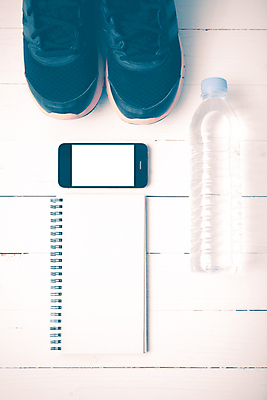 포토 JPG 해외이미지 스포츠 이어폰 백그라운드 운동화 신발 다이어트 건강 사람없음 물 빛 스마트폰 운동복 세트 달리기 조깅 운동 장비 몸무게 연습 측정 오브젝트 체육관 테이프 마라톤 주자 해외202004 해외202105 해외포토 자연요소 옷 음향기기 모션 문구용품 경기 핸드폰 스마트기기 육상스포츠 파일형식