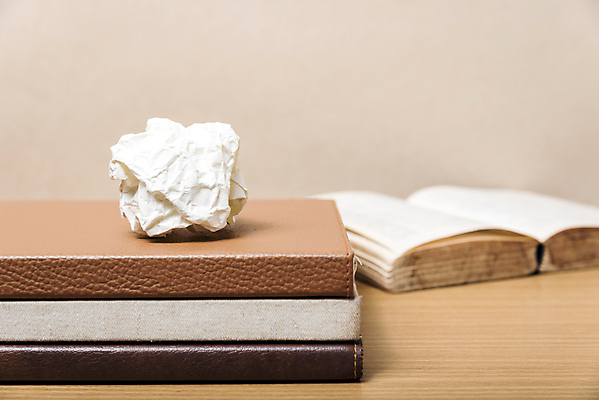 포토 JPG 해외이미지 종이 공 탁자 추상 사람없음 목재 책 사무실 쪽지 공책 재활용 수확 골동품 쓰레기통 오픈 주름 역사 좌절 도서관 쓰레기 폐기물 수집 질감 문서 페이지 시트 낭비 구김 그런지 옛날 원고 중고 폐휴지 해외202004 해외202105 해외포토 나무 교육 감정 가구 컨셉 무늬 농업 비즈니스 재료 모션 문구용품 화장지 친환경 파일형식