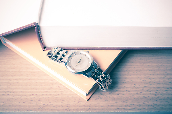 포토 JPG 해외이미지 근접촬영 사람없음 손목시계 오브젝트 책더미 해외202004 해외202105 해외포토 뷰포인트 시계 장신구 책 무더기 파일형식