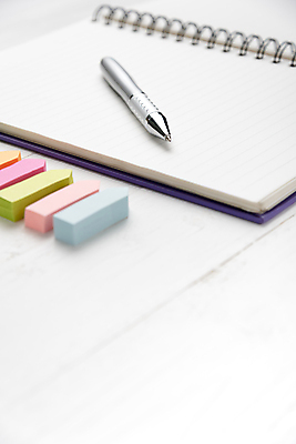 포토 JPG 해외이미지 교육 종이 백그라운드 스티커 비즈니스 장신구 학교 문구용품 사람없음 책 스터디 사무실 연필 펜 우주 쪽지 공책 공백 장비 흰색 그룹 책상 오브젝트 클립 패드 초보 공급 해외202004 해외202105 해외포토 컬러 가구 학용품 학습 필기구 파일형식