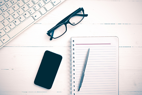 포토 JPG 해외이미지 디자인 종이 비즈니스 탁자 직장 사람없음 목재 노트북 스마트폰 컴퓨터 사무실 펜 우주 쪽지 공책 공백 흰색 키보드 업무 메시지 쥐 책상 문서 카피스페이스 해외202004 해외202105 해외포토 나무 컬러 가구 회사 재료 문구용품 전자제품 핸드폰 스마트기기 필기구 작업 설치류 파일형식