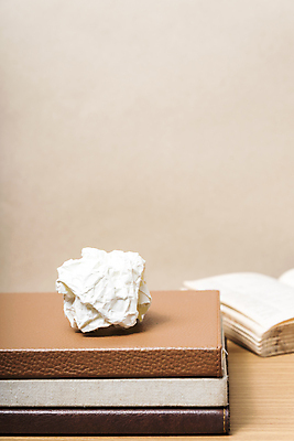 포토 JPG 해외이미지 종이 공 탁자 추상 사람없음 목재 책 사무실 쪽지 공책 재활용 수확 골동품 쓰레기통 오픈 주름 역사 좌절 도서관 쓰레기 폐기물 수집 질감 문서 페이지 시트 낭비 구김 그런지 옛날 원고 중고 폐휴지 해외202004 해외202105 해외포토 나무 교육 감정 가구 컨셉 무늬 농업 비즈니스 재료 모션 문구용품 화장지 친환경 파일형식