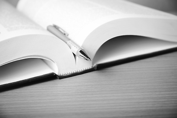 포토 JPG 해외이미지 교육 종이 백그라운드 컨셉 비즈니스 캘리그라피 텍스트 학교 나선형 사람없음 책 스터디 사무실 펜 다이어리 검은색 쪽지 공책 공백 정보 흰색 기구 기록 오픈 메시지 도서관 편지 책상 오브젝트 문서 페이지 시트 패드 고립 해외202004 해외202105 해외포토 컬러 가구 무늬 문구용품 학습 필기구 사무용품 파일형식 생활용품
