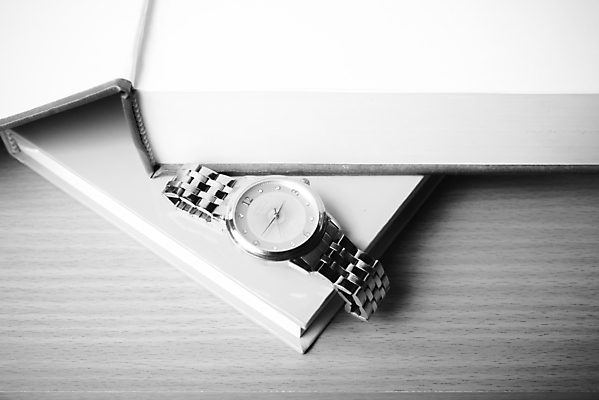 포토 JPG 해외이미지 흑백 근접촬영 사람없음 손목시계 오브젝트 책더미 해외202004 해외202105 해외포토 뷰포인트 시계 장신구 촬영기법 책 무더기 파일형식