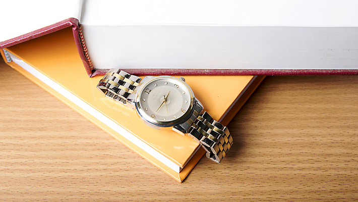 포토 JPG 해외이미지 근접촬영 사람없음 손목시계 오브젝트 책더미 해외202004 해외202105 해외포토 뷰포인트 시계 장신구 책 무더기 파일형식