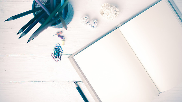 포토 JPG 해외이미지 교육 종이 비즈니스 장신구 학교 탁자 문구용품 직장 사람없음 목재 책 파란색 사무실 연필 펜 다이어리 쪽지 공책 공백 장비 도구 키보드 업무 책상 오브젝트 문서 고립 공급 해외202004 해외202105 해외포토 나무 컬러 가구 회사 재료 학용품 필기구 사무용품 작업 파일형식