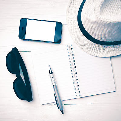 포토 JPG 해외이미지 모자 여행 컨셉 탁자 모바일 휴가 세포 실내 사람없음 목재 여름 스마트폰 핸드폰 세트 선글라스 연필 우주 공책 침묵 공백 수확 그룹 어플리케이션 오브젝트 복고 스타일 해외202004 해외202105 해외포토 나무 잡화 계절 안경 가구 농업 재료 문구용품 학용품 내부 전자제품 스마트기기 필기구 소리 파일형식