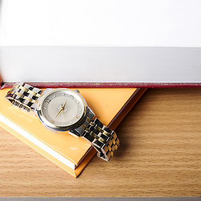 포토 JPG 해외이미지 근접촬영 사람없음 손목시계 오브젝트 책더미 해외202004 해외202105 해외포토 뷰포인트 시계 장신구 책 무더기 파일형식