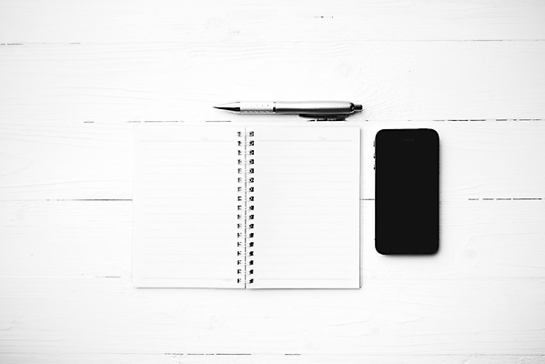 포토 JPG 해외이미지 종이 비즈니스 통신 탁자 모바일 사람없음 목재 스마트폰 핸드폰 사무실 펜 쌓기 우주 디지털 스크린 쪽지 공책 공백 장비 업무 정상 문서 해외202004 해외202105 해외포토 나무 가구 재료 모션 문구용품 전자제품 스마트기기 필기구 작업 파일형식