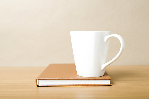 포토 JPG 해외이미지 전통 라이프스타일 커피 음료 자연 탁자 아침 휴가 사람없음 야외 목재 장식 책 컵 우주 검은색 성경 카페 머그컵 수확 뜨거움 아침식사 읽기 책상 질감 복고 머리위 에스프레소 내추럴 고립 단절 옛날 카페인 해외202004 해외202105 해외포토 주간 나무 식기 컬러 가구 농업 재료 종교용품 모션 생활 상점 식사 생태계 파일형식