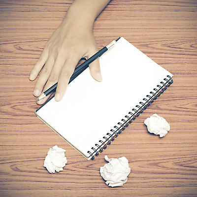 포토 JPG 해외이미지 라이프스타일 손 교육 종이 비즈니스 탁자 아이디어 직장 관리 창조 사람없음 목재 책 가로 사무실 연필 펜 우주 쪽지 공책 공백 흰색 기록 업무 오픈 정상 책상 오브젝트 문서 심플 페이지 실수 구김 공급 해외202004 해외202105 해외포토 나무 컬러 가구 컨셉 회사 재료 모션 문구용품 학용품 생활 신체부위 필기구 작업 파일형식