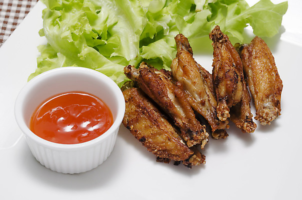 포토 JPG 해외이미지 접시 음식 조각 날개 채소 육류 요리 사람없음 빨간색 초록색 식당 식사 치킨 샐러드 튀김 흰색 막대기 황금 맛 상추 굽기 먹기 속도 칼로리 점심식사 깊이 빵가루 해로움 맛있는 해외202004 해외202105 해외포토 식기 컬러 컨셉 식재료 모션 상점 구이 닭고기요리 파일형식