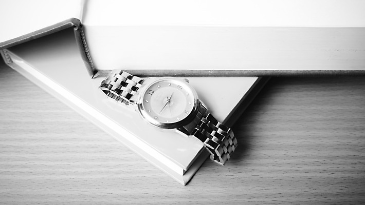 포토 JPG 해외이미지 흑백 근접촬영 사람없음 손목시계 오브젝트 책더미 해외202004 해외202105 해외포토 뷰포인트 시계 장신구 촬영기법 책 무더기 파일형식