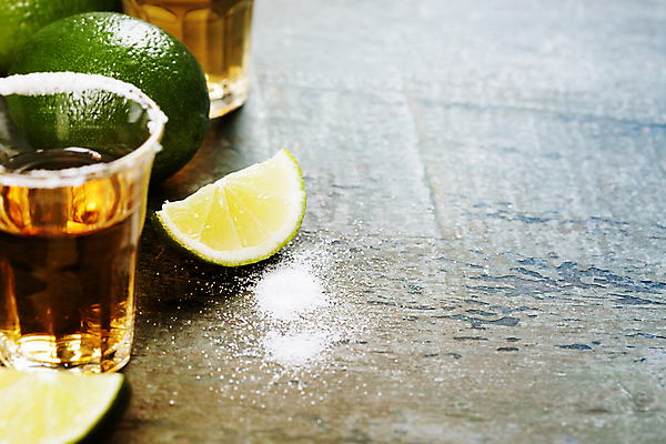 포토 JPG 해외이미지 술잔 실내 사람없음 칵테일 나무바닥 소금 라임 멕시코음식 전통주 테킬라 해외202004 해외포토 과일 잔 바닥 주류 서양음식 내부 파일형식