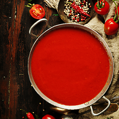 포토 JPG 해외이미지 그릇 토마토 방울토마토 고추 근접촬영 사람없음 하이앵글 수프 냄비 후추 나무탁자 해외202004 해외포토 식기 뷰포인트 채소 탁자 솥 향신료 파일형식