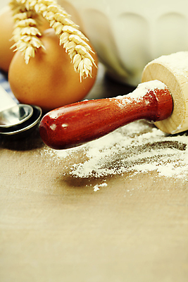 포토 JPG 해외이미지 실내 사람없음 계란 벼 준비 밀가루 홈베이킹 제빵 반죽밀대 갈색배경 해외202004 해외포토 백그라운드 곡류 내부 갈색 제과제빵 알 가루 밀대 파일형식