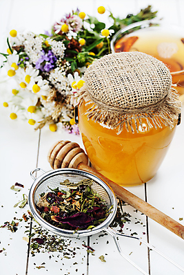 포토 JPG 해외이미지 꽃다발 실내 사람없음 달콤 흰배경 꿀 찻잎 꿀단지 캐모마일 허니디퍼 해외202004 차거름망 해외포토 꽃 백그라운드 내부 차_음료 흰색 도구 맛 허브 파일형식