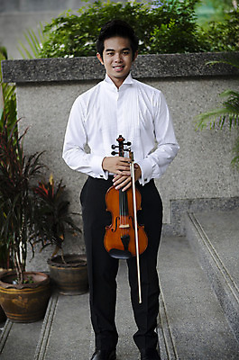 포토 JPG 해외이미지 백인 직업 1 손 남자 문화 줄 음악 놀이 기술 한명 사람 이벤트 여러명 성인 목재 검은색 어둠 콘서트 공연 음악가 기구 표현 클래식 바이올린 활 예술가 열정 바이올리니스트 오케스트라 교향곡 뮤지컬 옛날 플레이어 유일 해외202004 해외202105 해외포토 서양인 나무 감정 컬러 다수 컨셉 재료 현악기 문화예술 신체부위 연주자 악단 파일형식