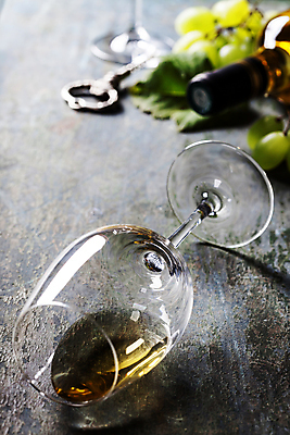 포토 JPG 해외이미지 백그라운드 와인잔 포도 사람없음 아웃포커스 화이트와인 와인병 와인오프너 나무탁자 해외202004 해외포토 술잔 과일 탁자 병_용기 촬영기법 와인 병따개 파일형식