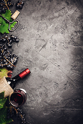 포토 JPG 해외이미지 백그라운드 와인잔 포도 검은배경 사람없음 와인 와인병 코르크 와인오프너 포도잎 카피스페이스 해외202004 해외포토 잎 술잔 과일 병_용기 주류 검은색 공백 병따개 파일형식