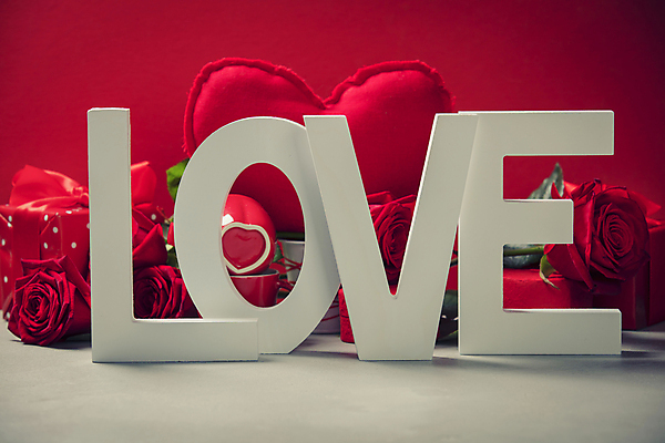 포토 JPG 해외이미지 영어 실내 발렌타인데이 사랑 타이포그라피 사람없음 단어 장미 오브젝트 빨간배경 해외202004 해외포토 문자 꽃 감정 백그라운드 데이이벤트 내부 빨간색 파일형식
