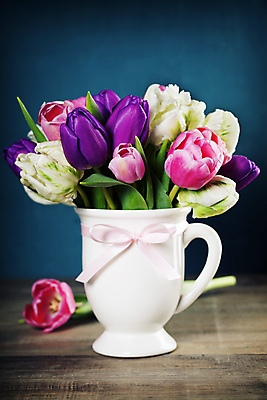 포토 JPG 해외이미지 실내 사람없음 꽃병 튤립 파란배경 나무탁자 해외202004 해외포토 꽃 백그라운드 탁자 내부 파란색 파일형식