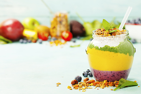 포토 JPG 해외이미지 음료 잔 실내 빨대 사람없음 혼합 스무디 민트색배경 해외202004 해외포토 식기 백그라운드 내부 민트색 파일형식