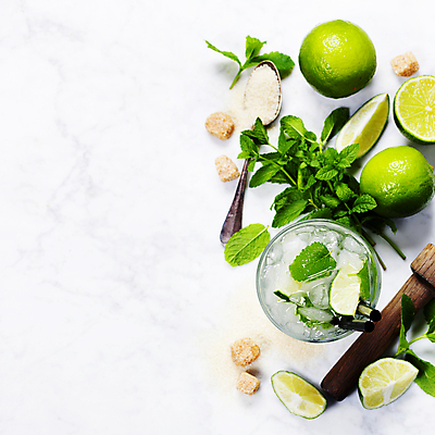 포토 JPG 해외이미지 빨대 사람없음 하이앵글 숟가락 설탕 민트 흰배경 칵테일잔 라임 모히토 카피스페이스 해외202004 해외포토 뷰포인트 백그라운드 술잔 과일 수저 공백 흰색 칵테일 허브 파일형식