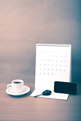 포토 JPG 해외이미지 종이 커피 백그라운드 비즈니스 탁자 모바일 설계 직장 사람없음 목재 컵 스마트폰 사무실 우주 쪽지 공책 공백 정보 달력 흰색 업무 조직 정상 책상 해외202004 해외202105 해외포토 나무 식기 음료 컬러 가구 컨셉 회사 재료 문구용품 핸드폰 스마트기기 작업 파일형식