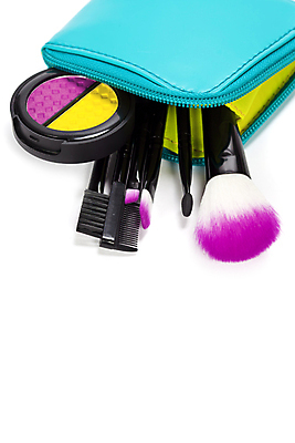 포토 JPG 해외이미지 실내 사람없음 뷰티 화장품 화장용품 흰배경 담기 쏟아짐 아이섀도 메이크업브러쉬 섀도우브러쉬 파우치 카피스페이스 해외202004 해외포토 백그라운드 가방 모션 내부 공백 흰색 붓 미용용품 파일형식