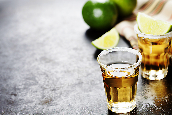 포토 JPG 해외이미지 술잔 회색배경 실내 사람없음 아웃포커스 칵테일 소금 라임 멕시코음식 전통주 테킬라 카피스페이스 해외202004 해외포토 백그라운드 과일 잔 주류 서양음식 촬영기법 내부 공백 회색 파일형식