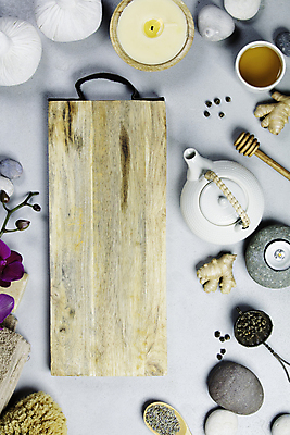 포토 JPG 해외이미지 실내 사람없음 찻주전자 흰배경 파란배경 아로마 향초 아로마테라피 생강 스톤 나무받침 해외202004 차거름망 해외포토 백그라운드 채소 초 주전자 내부 목재 파란색 흰색 받침대 테라피 파일형식