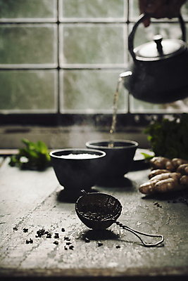 포토 JPG 해외이미지 창문 실내 사람없음 붓기 찻잔 찻주전자 생강차 해외202004 차거름망 해외포토 모션 주전자 잔 내부 차_음료 파일형식