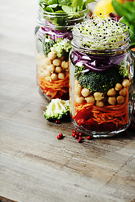 포토 해외이미지 유리병 실내 사람없음 당근 샐러드 브로콜리 담기 채식 나무바닥 건강식 다이어트음식 병아리콩 적양파 통후추 비건 해외202004 해외포토 음식 다이어트 채소 모션 양파 병_용기 콩 바닥 뿌리채소 내부 후추 채식주의자 파일형식