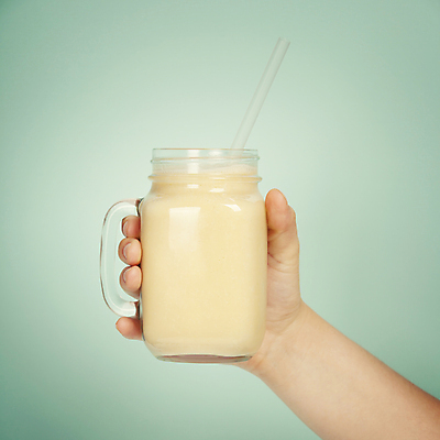 포토 JPG 해외이미지 손 건강 빨대 들기 신체부위 주스 머그컵 잡기 채식 다이어트음식 스무디 저칼로리식단 디톡스 초록배경 해외202004 해외포토 음료 백그라운드 다이어트 모션 사람 컵 초록색 식단 저칼로리 파일형식