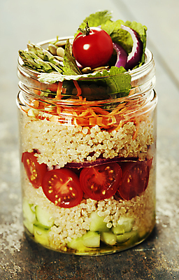 포토 해외이미지 방울토마토 유리병 오이 실내 사람없음 당근 샐러드 민트 담기 채식 나무바닥 건강식 다이어트음식 적양파 퀴노아 비건 해외202004 해외포토 음식 다이어트 토마토 채소 모션 양파 병_용기 곡류 바닥 뿌리채소 내부 허브 채식주의자 파일형식