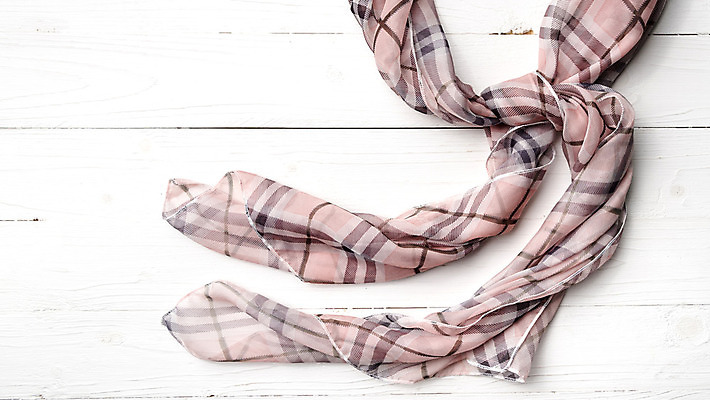 포토 JPG 해외이미지 드레스 옷 여자 분홍색 백그라운드 겨울 장신구 바람 사람없음 빨간색 여름 빛 유행 목도리 가을 흰색 직물 실크 묘사 앞머리 해외202004 해외202105 해외포토 자연요소 헤어스타일 잡화 계절 컬러 날씨 사람 파일형식