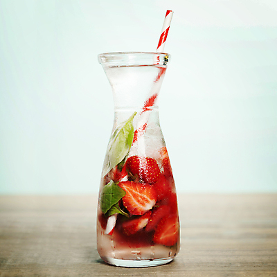 포토 JPG 해외이미지 음료 딸기 유리병 빨대 사람없음 물 파란배경 나무바닥 바질 디톡스 해외202004 해외포토 자연요소 백그라운드 과일 병_용기 바닥 건강 파란색 파일형식