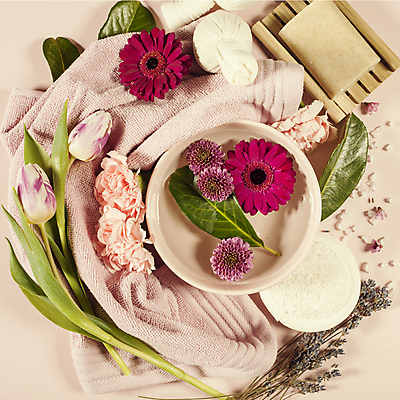 포토 JPG 해외이미지 꽃 잎 실내 사람없음 하이앵글 수건 튤립 스파용품 비누 거베라 아로마테라피 세숫대야 분홍색배경 해외202004 해외포토 식물 뷰포인트 분홍색 백그라운드 내부 위생용품 스파 오브젝트 테라피 파일형식