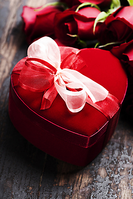 포토 JPG 해외이미지 실내 발렌타인데이 사랑 사람없음 선물상자 오브젝트 나무바닥 하트상자 해외202004 해외포토 감정 데이이벤트 바닥 선물 내부 상자 파일형식