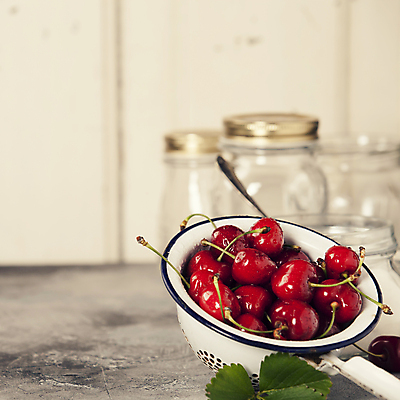 포토 JPG 해외이미지 잎 유리병 사람없음 채망 체리 설탕 베이지색배경 해외202004 해외포토 식물 백그라운드 과일 주방용품 병_용기 베이지색 파일형식